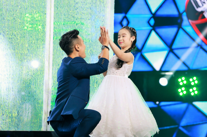 Nguy&ecirc;n Khang quỳ gối dẫn chương tr&igrave;nh c&ugrave;ng &Aacute; qu&acirc;n Gương mặt th&acirc;n quen nh&iacute;