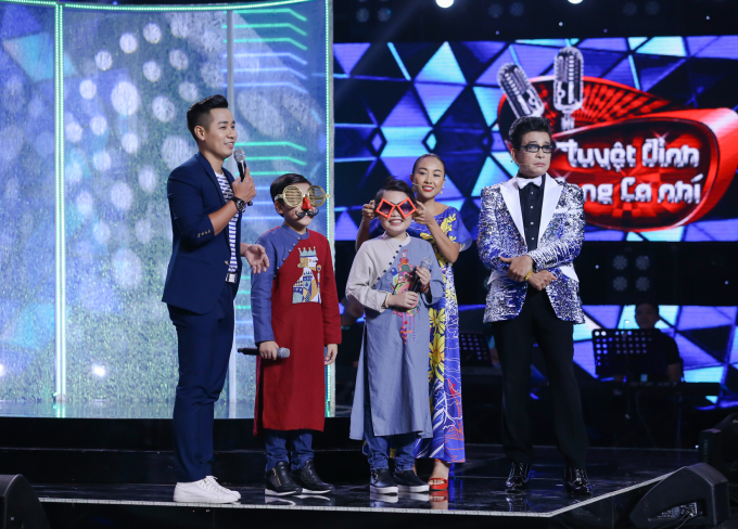 Nguy&ecirc;n Khang quỳ gối dẫn chương tr&igrave;nh c&ugrave;ng &Aacute; qu&acirc;n Gương mặt th&acirc;n quen nh&iacute;