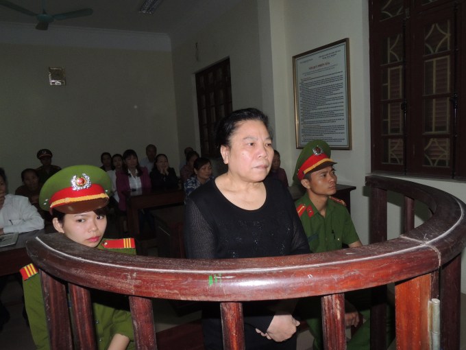 B&agrave; Trần Thị Hảo trước v&agrave;nh m&oacute;ng ngựa. Ảnh C&ocirc;ng an H&agrave; Nam