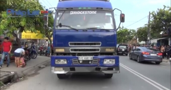 Bình Dương: Va chạm với xe tải, cô gái tử vong tại chỗ