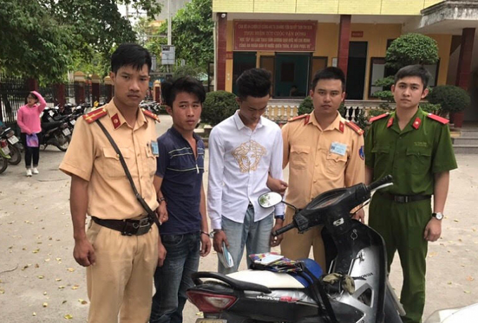 T&igrave;nh v&agrave; Long c&ugrave;ng tang vật bị thu giữ. (Ảnh do CSGT cung cấp).