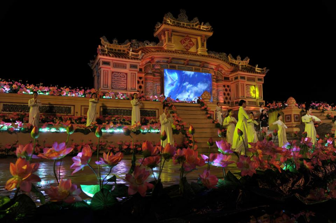 Tưng bừng khai mạc Festival nghề truyền thống Huế 2017