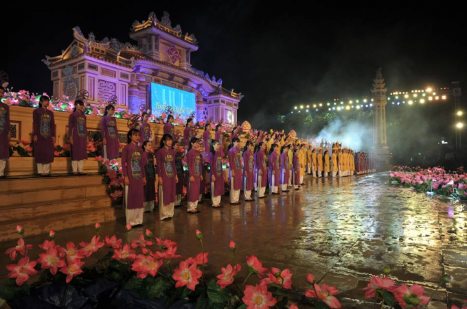 Buổi lễ diễn ra tr&ecirc;n một s&acirc;n kh&acirc;u ho&agrave;ng tr&aacute;ng.