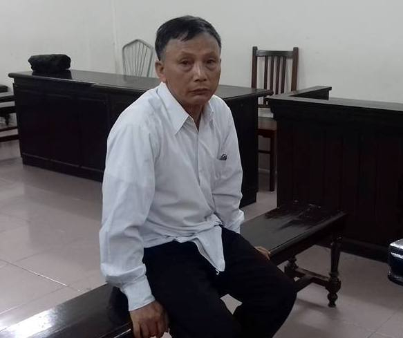 Bị c&aacute;o trước v&agrave;nh m&oacute;ng ngựa trong phi&ecirc;n t&ograve;a.