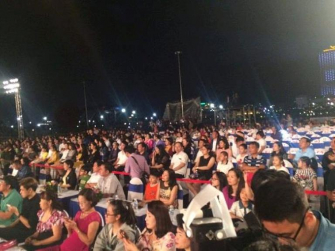 Hơn 12.000 chỗ ngồi d&agrave;nh cho c&aacute;c đại biểu v&agrave; du kh&aacute;ch đ&atilde; được n&ecirc;m chặt.