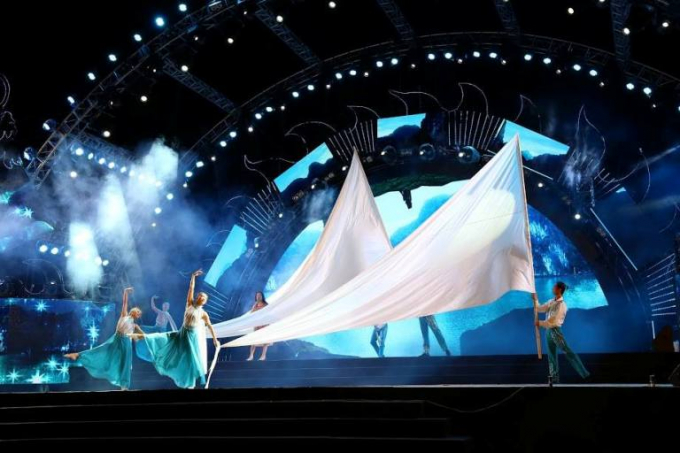 H&agrave;ng vạn du kh&aacute;ch h&agrave;o hứng với đ&ecirc;m nhạc hội &ldquo;Rực rỡ Hạ Long 2017&rdquo;