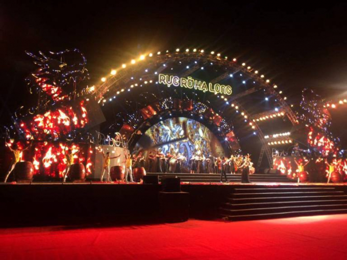 S&acirc;n khấu ho&agrave;ng tr&aacute;ng g&acirc;n ấn tượng với đ&ocirc;ng đảo du kh&aacute;ch.