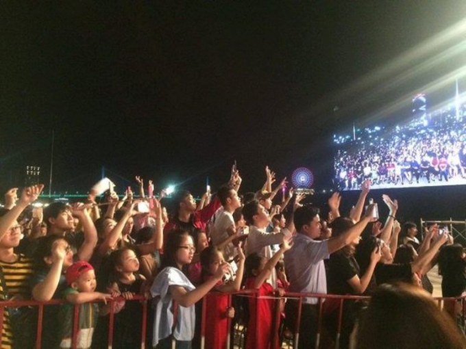 Du kh&aacute;ch đ&ocirc;ng nghẹt ghi lại những khoảnh khắc tại đ&ecirc;m nhạc hội.