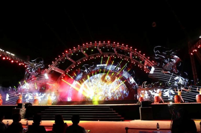 H&agrave;ng vạn du kh&aacute;ch h&agrave;o hứng với đ&ecirc;m nhạc hội &ldquo;Rực rỡ Hạ Long 2017&rdquo;