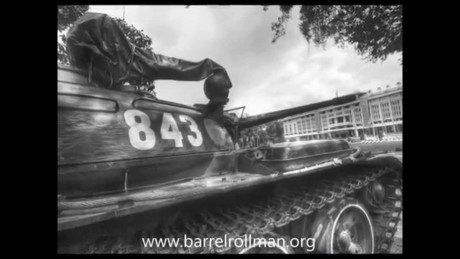 Ảnh xe tăng T-54B mang số hiệu 843 trong s&acirc;n Dinh Độc Lập ng&agrave;y 30/4. Chiếc 390 đ&atilde; h&uacute;c đổ c&aacute;nh cổng Dinh Độc Lập tuy l&agrave; một chiếc T59 do Trung Quốc sản xuất, nhưng cơ bản th&igrave; T59 vốn được chế tạo ho&agrave;n to&agrave;n tr&ecirc;n cơ sở T-54. Nếu đặt hai xe T-54 v&agrave; T59 nằm cạnh nhau th&igrave; rất kh&oacute; để ph&acirc;n biệt bởi ch&uacute;ng giống nhau như &ldquo;hai giọt nước&rdquo;. Nguồn ảnh: Youtube