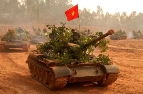 Qu&acirc;n đội Nh&acirc;n d&acirc;n Việt Nam tiếp nhận những chiếc&nbsp;xe tăng T-54&nbsp;đầu ti&ecirc;n từ Li&ecirc;n X&ocirc; v&agrave;o ng&agrave;y 29/2/1962 gồm 11 chiếc. C&aacute;c năm tiếp theo ta nhận được th&ecirc;m h&agrave;ng chục chiếc kh&aacute;c. Ng&agrave;y 22/6/1965, Trung đo&agrave;n xe tăng 203 được th&agrave;nh lập với trang chủ yếu l&agrave; xe tăng T-54. Đ&acirc;y l&agrave; loại tăng hiện đại nhất của QĐND Việt Nam trong cuộc kh&aacute;ng chiến chống Mỹ. Nguồn ảnh: BTL Binh chủng TTG