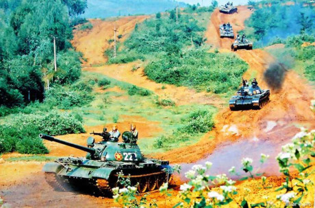 T-54 l&agrave; cỗ xe tăng huyền thoại trong lịch sử xe tăng thế giới, n&oacute; ch&iacute;nh thức ra đời năm 1946 v&agrave; li&ecirc;n tục được cải tiến tới tận năm 1966 ở Li&ecirc;n X&ocirc;, Ba Lan v&agrave; Tiệp Khắc. Ước t&iacute;nh gần 40.000 chiếc T-54 gồm nhiều biến thể đ&atilde; được sản xuất. Nguồn ảnh: BTL Binh chủng TTG