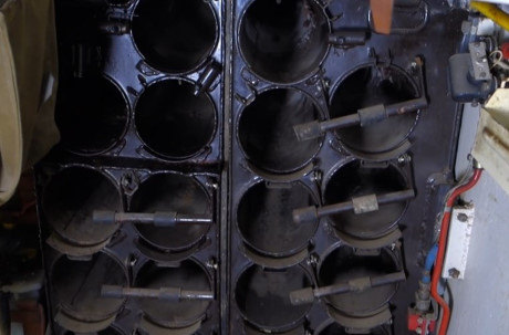 Cơ số đạn dự trữ l&ecirc;n tới 43 vi&ecirc;n, tốc độ nạp đạn 6-7 ph&aacute;t/ph&uacute;t với k&iacute;p ph&aacute;o thủ thuần thục, kinh nghiệm, sức khỏe đảm bảo. Nguồn ảnh: Wiki