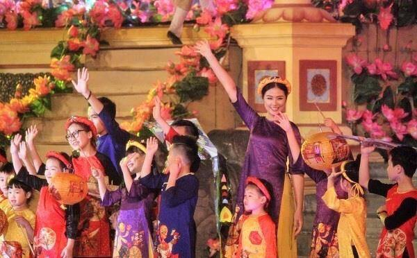 Ch&ugrave;m ảnh ấn tượng đ&ecirc;m khai mạc Festival nghề truyền thống Huế 2017