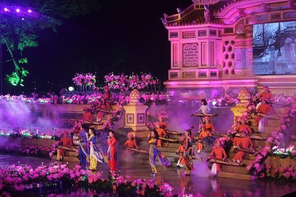 Ch&ugrave;m ảnh ấn tượng đ&ecirc;m khai mạc Festival nghề truyền thống Huế 2017