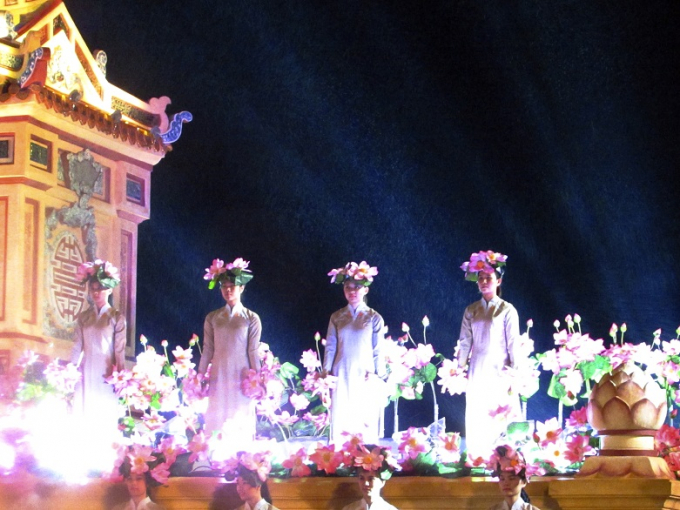 Ch&ugrave;m ảnh ấn tượng đ&ecirc;m khai mạc Festival nghề truyền thống Huế 2017