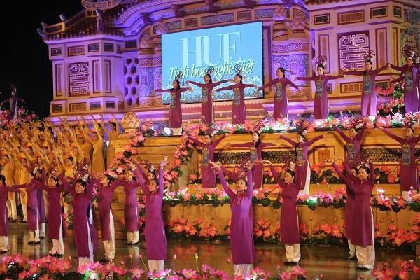 Ch&ugrave;m ảnh ấn tượng đ&ecirc;m khai mạc Festival nghề truyền thống Huế 2017