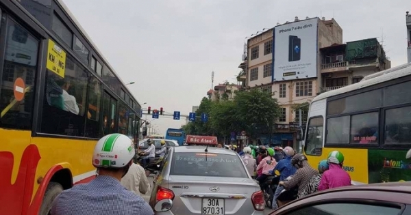 Nghỉ lễ 30/4: Người dân đổ về quê, các bến xe ùn tắc