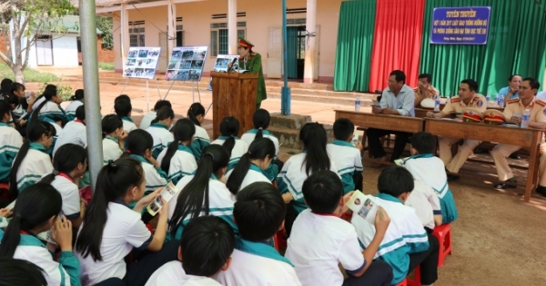Đăk Nông: Công an tỉnh tổ chức tuyên truyền ATGT và phòng chống xâm hại tình dục trẻ em