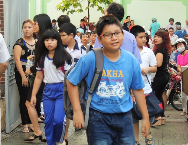 V&igrave; &aacute;p lực, gi&aacute;o vi&ecirc;n &ldquo;&eacute;p&rdquo; tr&ograve; th&agrave;nh... vẹt