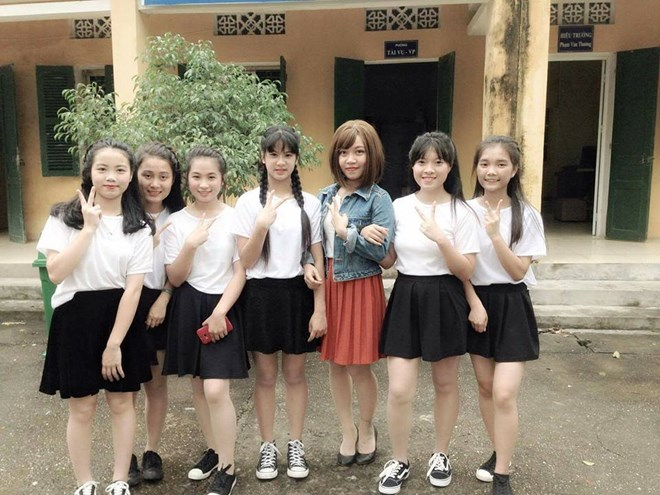 C&ocirc; gi&aacute;o Hằng v&agrave; những học tr&ograve; của m&igrave;nh.