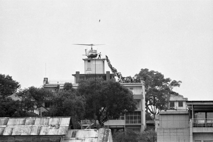 C&aacute;c nhiếp ảnh gia, ph&oacute;ng vi&ecirc;n quốc tế, trong đ&oacute; c&oacute; tạp ch&iacute; LIFE, AP đ&atilde; c&oacute; mặt ở Việt Nam trong thời khắc lịch sử 48 giờ cuối c&ugrave;ng trước khi&nbsp;giải ph&oacute;ng miền Nam&nbsp;30/4/1975. Trong ảnh l&agrave; những người đang cố l&ecirc;n trực thăng di tản tại một ng&ocirc;i nh&agrave; ở số 22 phố Gia Long, gần đại sứ qu&aacute;n Mỹ ở S&agrave;i G&ograve;n.