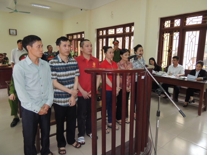 6 đối tượng đứng trước v&agrave;nh m&oacute;ng ngựa. Ảnh C&ocirc;ng an H&agrave; Nam