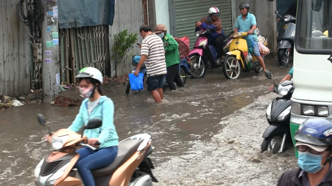 Mưa lớn cộng triều cường l&agrave;m nhiều tuyến đường bị ngập.