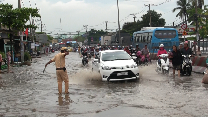 Lực lượng CSGT b&igrave; b&otilde;m t&iacute;ch cực ph&acirc;n luồng giao th&ocirc;ng.