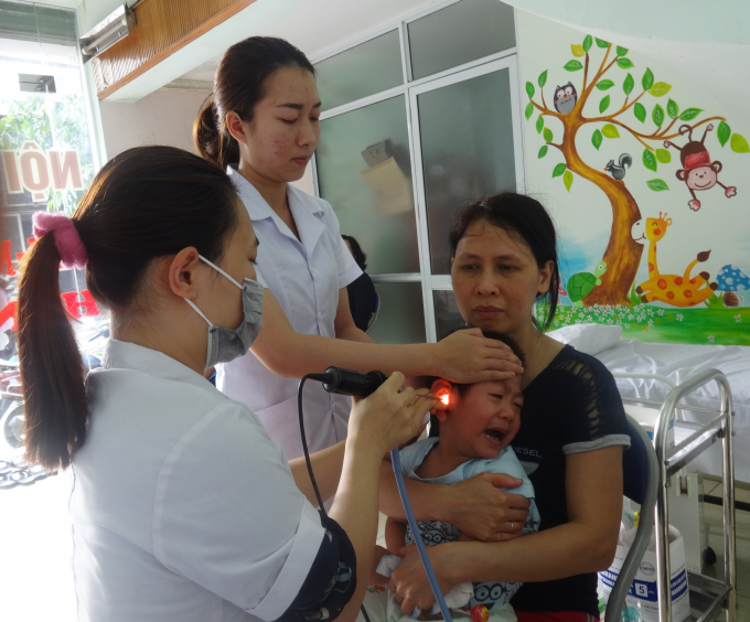 B&aacute;c sĩ Trang đang thăm kh&aacute;m cho bệnh nhi.