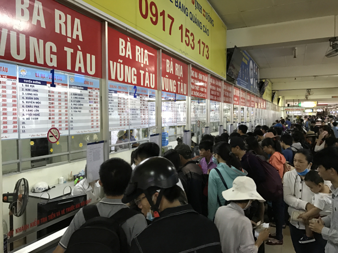 H&agrave;ng trăm người chen ch&uacute;c nhau mua v&eacute; tại Bến xe miền Đ&ocirc;ng.
