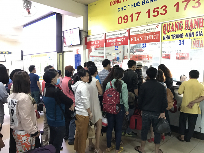 Sau khi nh&acirc;n vi&ecirc;n bến xe c&oacute; mặt hướng dẫn, người d&acirc;n đ&atilde; xếp h&agrave;ng để mua v&eacute;.
