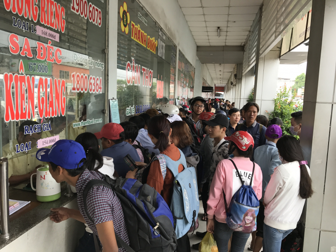 Kh&aacute;ch mua v&eacute; tại Bến xe miền T&acirc;y s&aacute;ng ng&agrave;y 29/4.