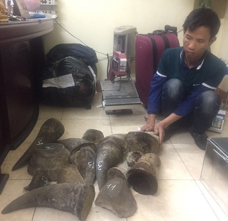 Nguyễn Mậu Chiến v&agrave; tang vật thu được từ vụ &aacute;n.