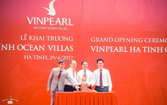 L&atilde;nh đạo tỉnh H&agrave; Tĩnh c&ugrave;ng l&atilde;nh đạo tập đo&agrave;n Vingroup trong buổi lễ s&aacute;ng ng&agrave;y 29/4.