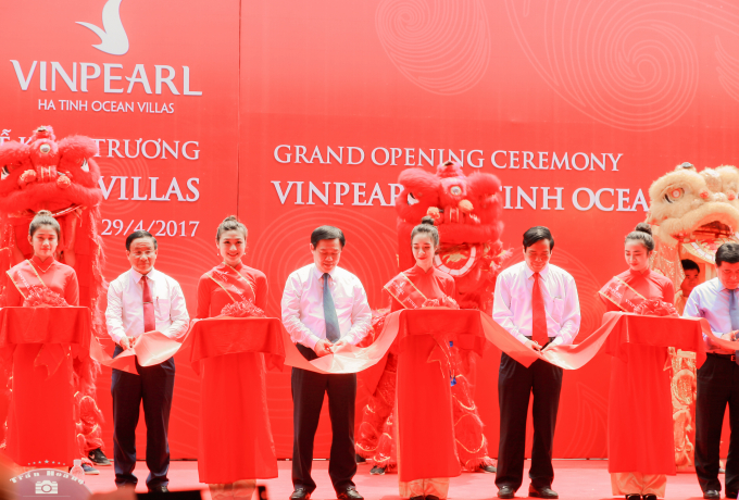 Lễ cắt băng kh&aacute;nh th&agrave;nh khu nghỉ dưỡng.