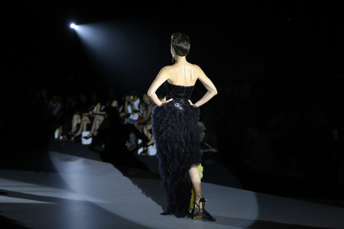 Phương Mai bất ngờ t&aacute;i xuất s&agrave;n catwalk 3 năm vắng b&oacute;ng