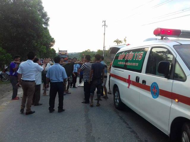 Xe cấp cứu c&oacute; mặt tại hiện trường để đưa nạn nh&acirc;n đến bệnh viện.