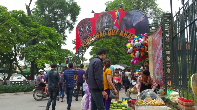 Cổng v&agrave;o vườn b&aacute;ch th&uacute; Thủ Lệ, Ba Đ&igrave;nh, H&agrave; Nội.