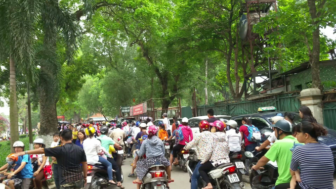 D&ograve;ng người đ&ocirc;ng nghẹt ngay từ cổng v&agrave;o c&ocirc;ng vi&ecirc;n Thủ Lệ.