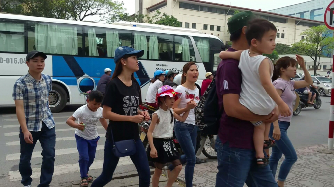 &nbsp;Phần đ&ocirc;ng l&agrave; c&aacute;c gia đ&igrave;nh đưa trẻ nhỏ đi tham quan.