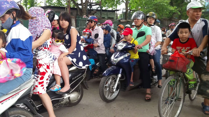 Người lớn, trẻ em phải nh&iacute;ch từng t&iacute; một để v&agrave;o khu vui chơi.