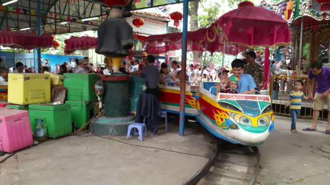 Một điểm vui chơi nằm trong khu&ocirc;n vi&ecirc;n Thủ Lệ.