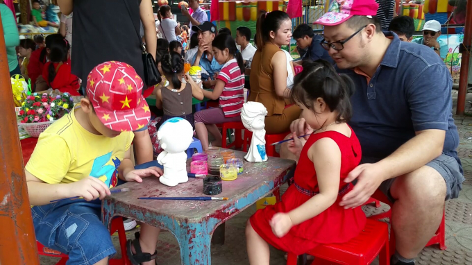 D&ugrave; rất vất vả, mệt mỏi mới mua được v&eacute; nhưng nhiều người vẫn tỏ ra h&agrave;o hứng khi đi chơi c&ugrave;ng con.