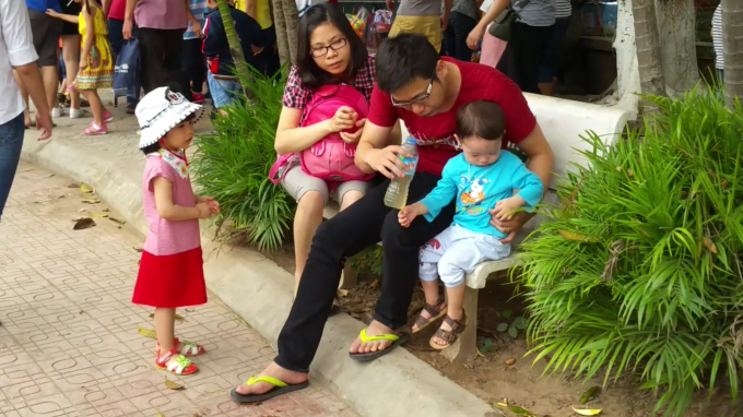 &nbsp;Lượng người tại C&ocirc;ng vi&ecirc;n Thủ Lệ s&aacute;ng nay phải l&ecirc;n đến h&agrave;ng ngh&igrave;n.