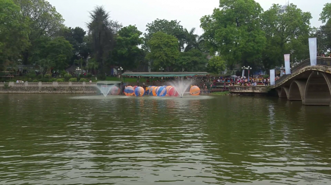 Nhiều trẻ nhỏ vui th&iacute;ch, tạo d&aacute;ng chụp h&igrave;nh v&agrave; tham gia c&aacute;c tr&ograve; chơi giải tr&iacute;.