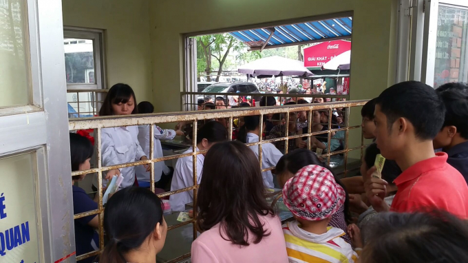 ...D&ugrave; đ&atilde; qu&aacute; trưa nhưng tại cửa b&aacute;n v&eacute; vẫn tấp nập d&ograve;ng người đến mua v&eacute; v&agrave;o tham quan.