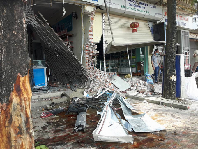 Mặt tiền hai ng&ocirc;i nh&agrave; tan hoang sau vụ tai nạn.
