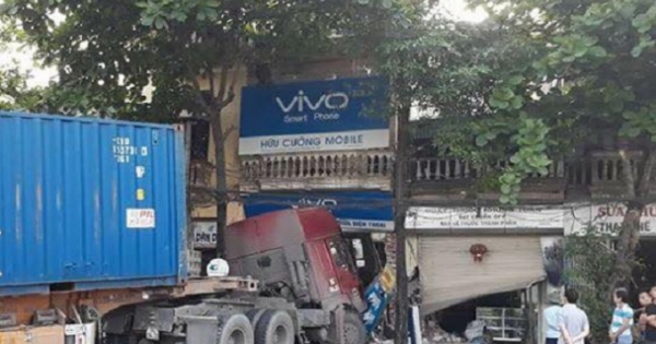 Hà Nội: Hết hồn khi mới sáng sớm, container chui tọt vào nhà