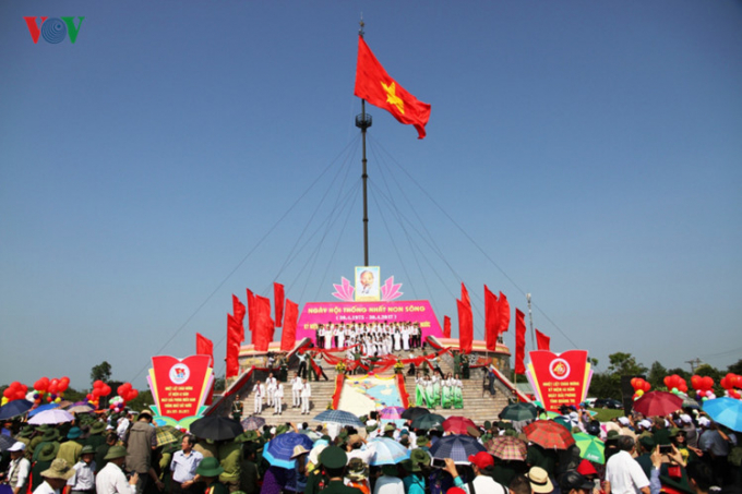 Từ s&aacute;ng sớm, đ&ocirc;ng đảo c&aacute;n bộ, nh&acirc;n d&acirc;n tỉnh Quảng Trị v&agrave; đại biểu ở khắp mọi miền đất nước đ&atilde; quy tụ về Khu Di t&iacute;ch lịch sử quốc gia đặc biệt Đ&ocirc;i bờ Hiền Lương - Bến Hải để tham dự lễ Thượng cờ - Ng&agrave;y hội Thống nhất non s&ocirc;ng kỷ niệm 42 năm ng&agrave;y giải ph&oacute;ng miền nam thống nhất đất nước.